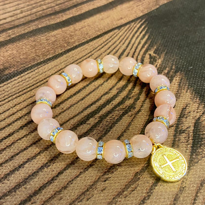 PULSEIRA PÉROLA ROSA COM PINGENTE MEDALHA DE SÃO BENTO 08MM  (03 UNIDADES)