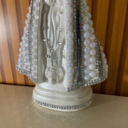 IMAGEM DE GESSO NOSSA SENHORA APARECIDA PÉROLA COM STRASS MOD18 23CM (1 UNIDADE)