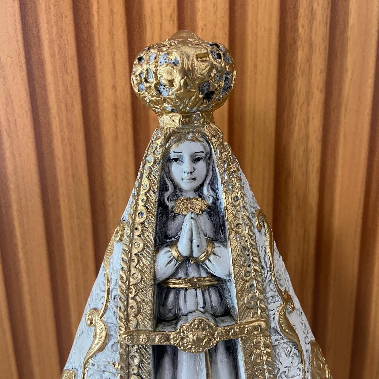 IMAGEM DE GESSO NOSSA SENHORA APARECIDA BRANCA E DOURADA 23CM (1 UNIDADE)