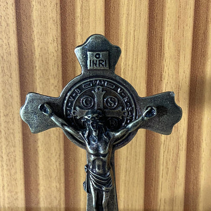 CRUCIFIXO DE MESA METAL OURO VELHO MEDALHA SÃO BENTO 11CM (1 UNIDADE)