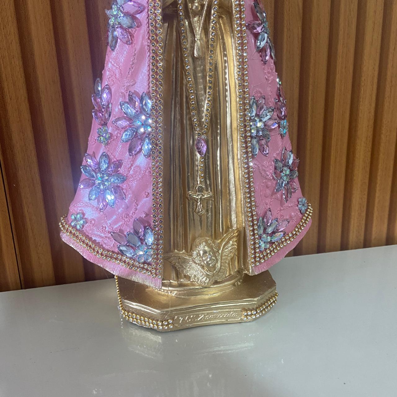 IMAGEM DE GESSO NOSSA SENHORA APARECIDA DOURADA E ROSA COM STRASS E PEDRARIA 33CM  (1 UNIDADE)
