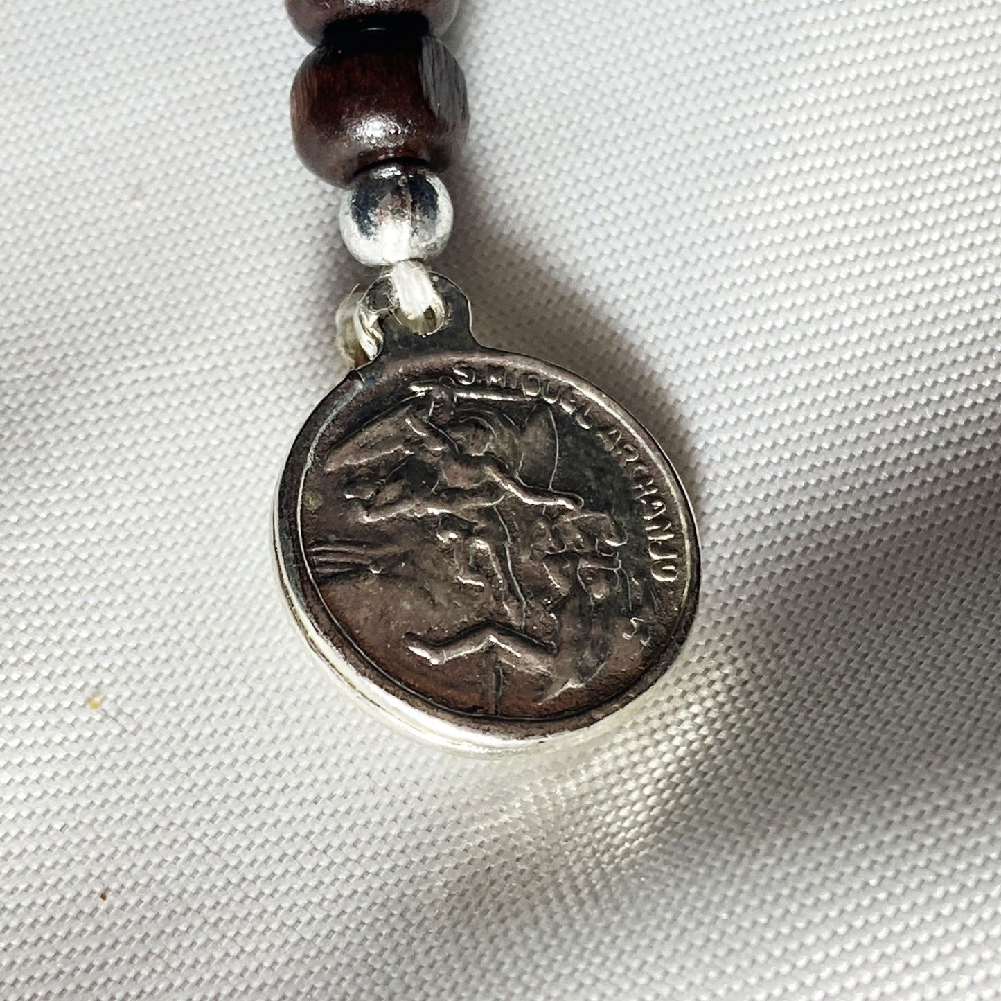 ROSÁRIO DE MADEIRA SÃO MIGUEL ARCANJO PRATEADO (1 UNIDADE)