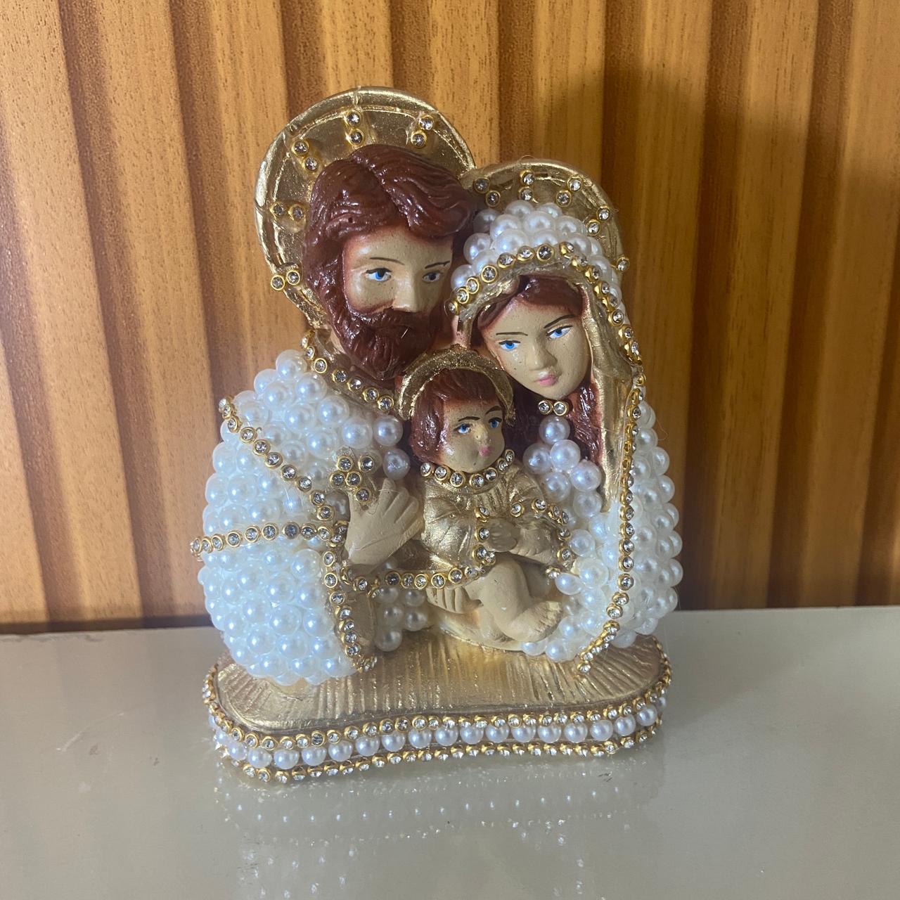 BUSTO DE GESSO SAGRADA FAMÍLIA BRANCO E DOURADO COM PÉROLA E STRASS 13CM MOD 1 (1 UNIDADE)