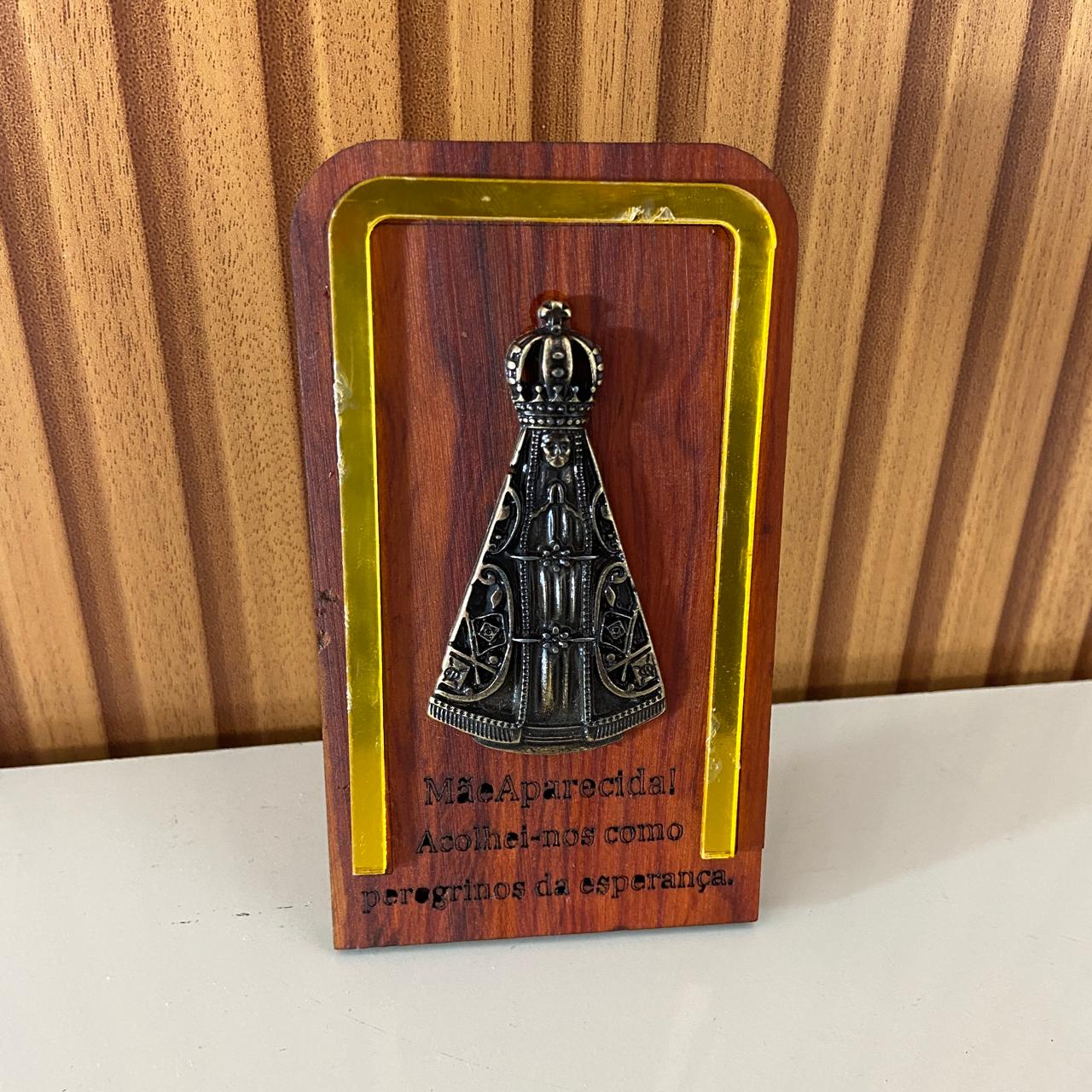 ADORNO DE MESA MADEIRA COM NOSSA SENHORA APARECIDA METAL OURO VELHO 13,5CM (1 UNIDADE)