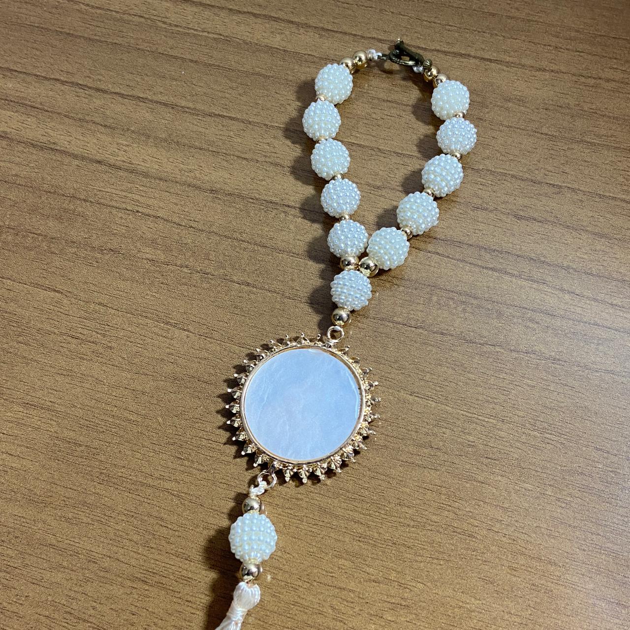 DEZENA PARA CARRO DOURADA NOSSA SENHORA APARECIDA MADREPÉROLA COM STRASS COLORIDO AMORA BRANCA 12MM (3 UNIDADES)