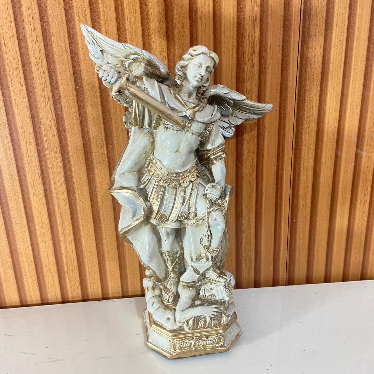 IMAGEM DE GESSO SÃO MIGUEL ARCANJO BEGE E DOURADO 30CM (1 UNIDADE)