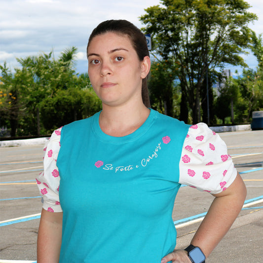 CAMISETA AZUL SÊ FORTE E CORAJOSA ROSAS MANGA BUFANTE TAMANHO M (1 UNIDADE)