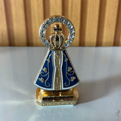 IMAGEM NOSSA SENHORA APARECIDA AUREOLA COM STRASS PARA CARRO MOD3 06CM  (12 UNIDADES)