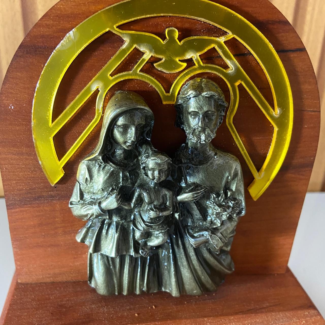 ADORNO DE MESA MADEIRA SAGRADA FAMÍLIA METAL OURO VELHO 13CM (1 UNIDADE)