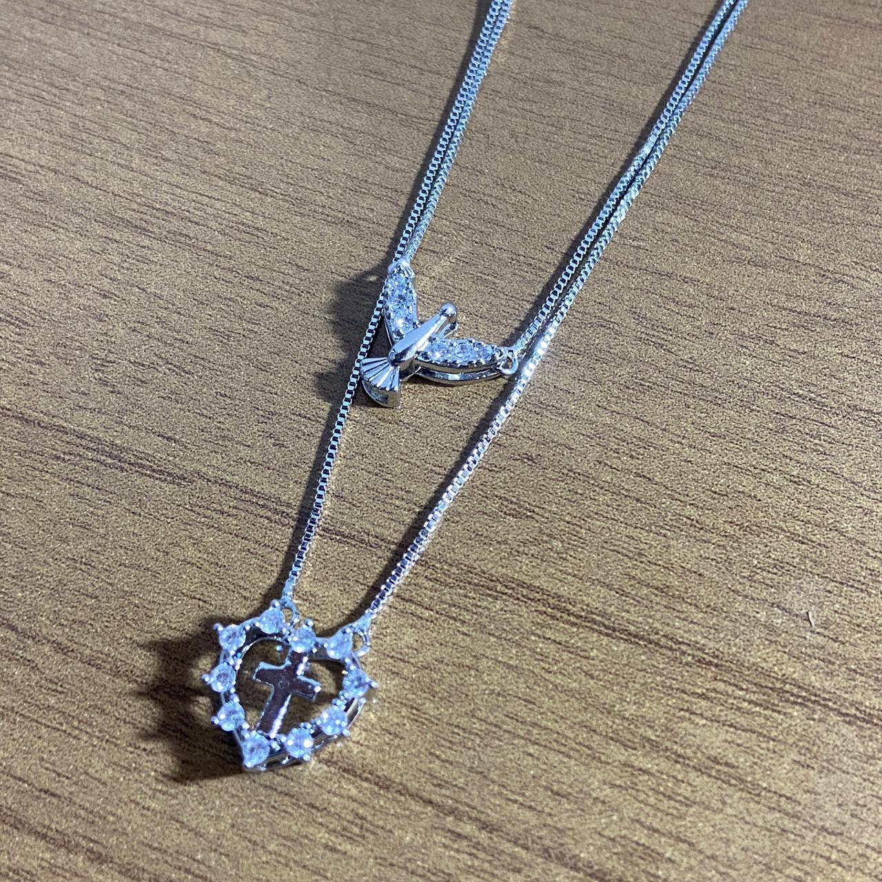 CONJUNTO COLARES PRATEADO DIVINO ESPÍRITO SANTO E CRUZ COM STRASS   (1 UNIDADE)