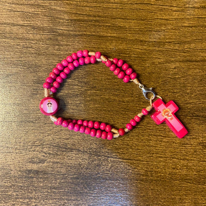 TERÇO PULSEIRA MADEIRA ROSA  INFANTIL SANTOS SORTIDOS  04MM ( 12UNIDADES )