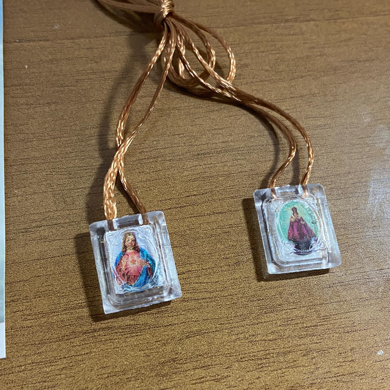 ESCAPULÁRIO CORDINHA SAGRADO CORAÇÃO DE JESUS E MENINO JESUS DE PRAGA (12 UNIDADES)