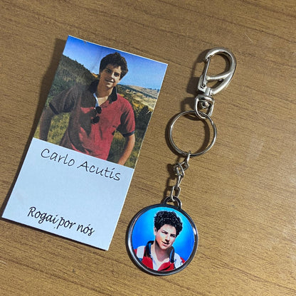 CHAVEIRO METAL DUPLA FACE COM MOSQUETE CARLO ACUTIS (6 UNIDADES)