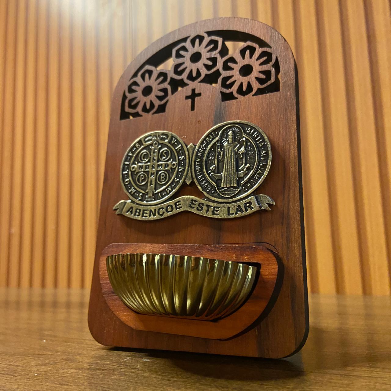 PORTA ÁGUA BENTA DE MADEIRA MEDALHA SÃO BENTO 16CM (1 UNIDADE)