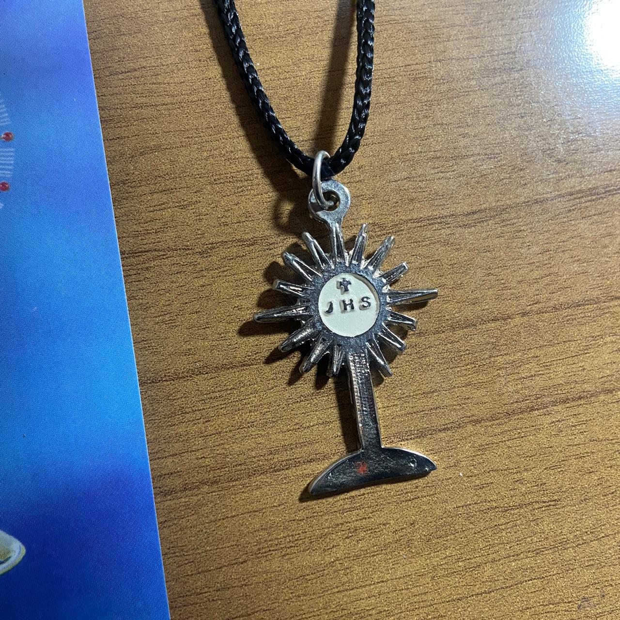 CORDÃO COM PINGENTE OSTENSÓRIO BRANCO ( 1 UNIDADE)