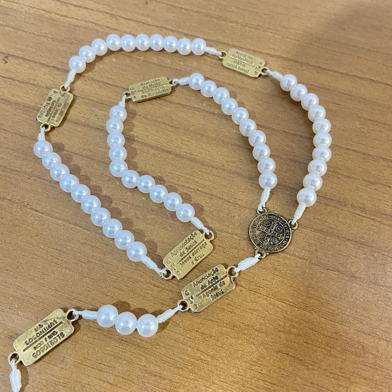 TERÇO PÉROLA CONTEMPLAÇÃO DOS MISTÉRIOS DO ROSÁRIO MEDALHA SÃO BENTO (1 UNIDADE)