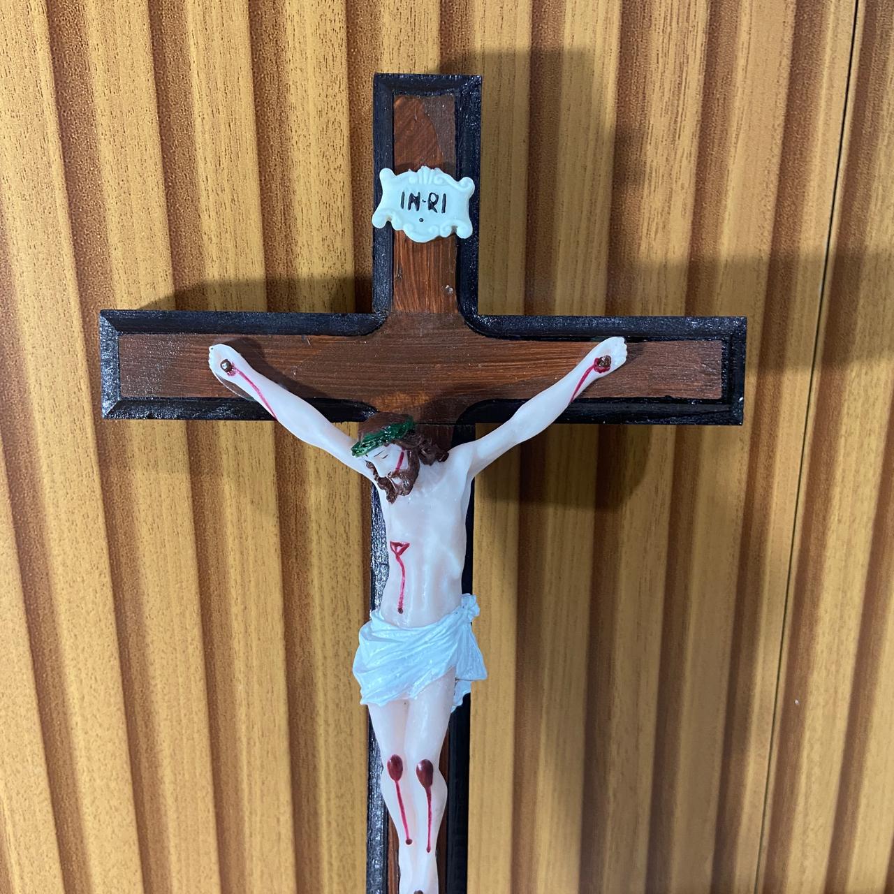 CRUCIFIXO MADEIRA DE PAREDE COM CRISTO DE RESINA NACIONAL 28CM (1 UNIDADE)
