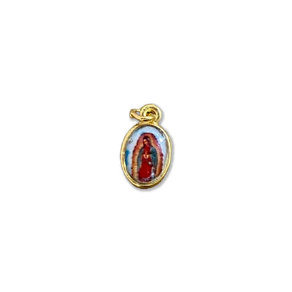 PINGENTE DOURADO OVAL RESINADO NOSSA SENHORA DE GUADALUPE  (5 UNIDADES)