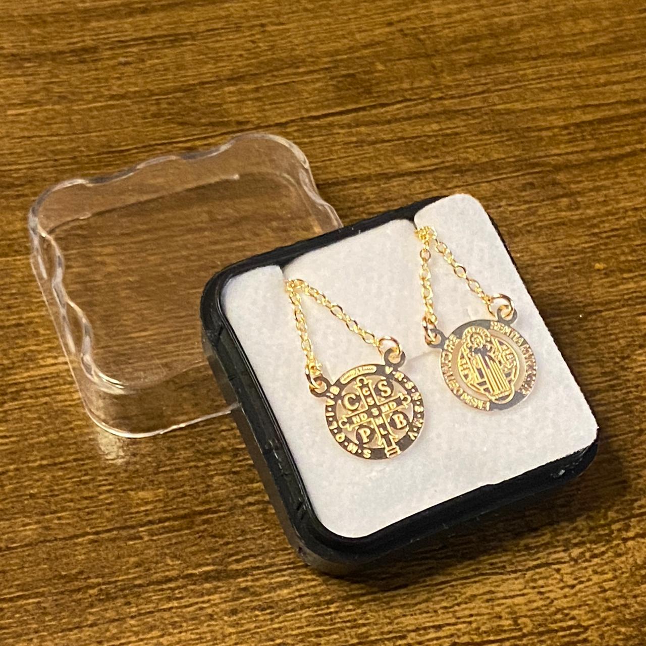ESCAPULÁRIO DOURADO VAZADO MEDALHA SÃO BENTO ( 6 UNIDADE)