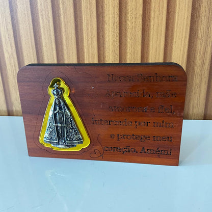 ADORNO DE MESA MADEIRA COM ORAÇÃO NOSSA SENHORA APARECIDA METAL OURO VELHO 7,7CM (1 UNIDADE)