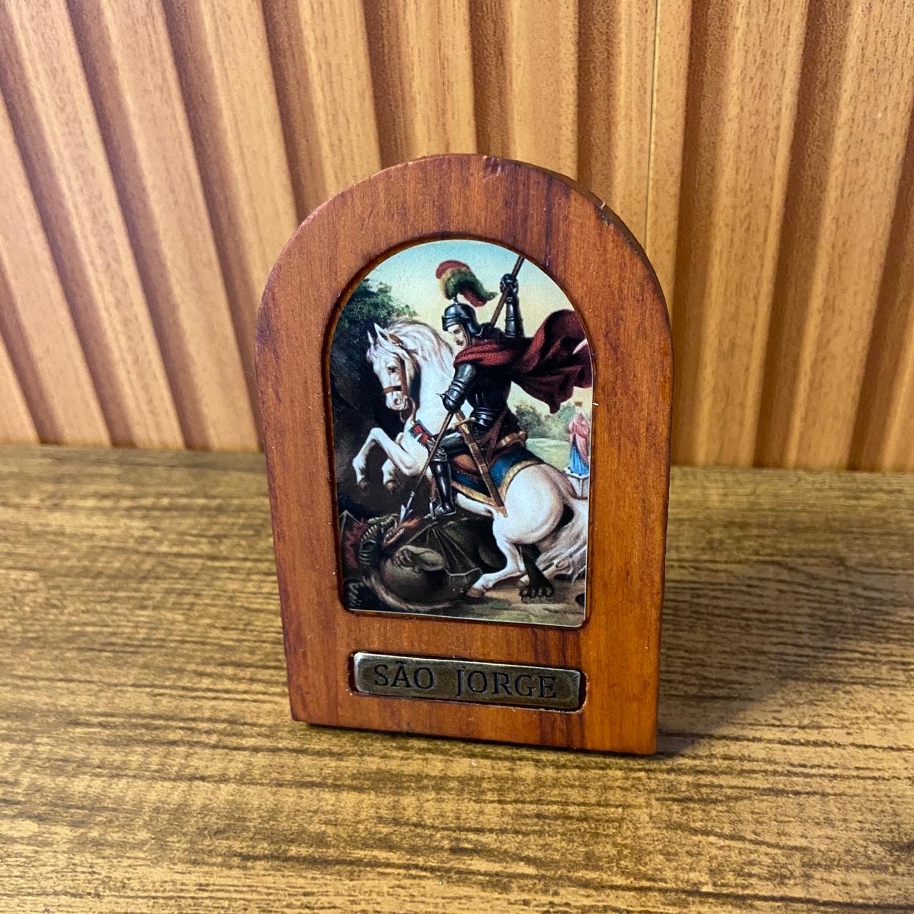ADORNO DE MESA MADEIRA RESINADA SÃO JORGE 11CM (1 UNIDADE)