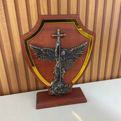 ADORNO DE MESA MADEIRA ESCUDO SÃO MIGUEL ARCANJO  METAL OURO VELHO 20CM (1 UNIDADE)