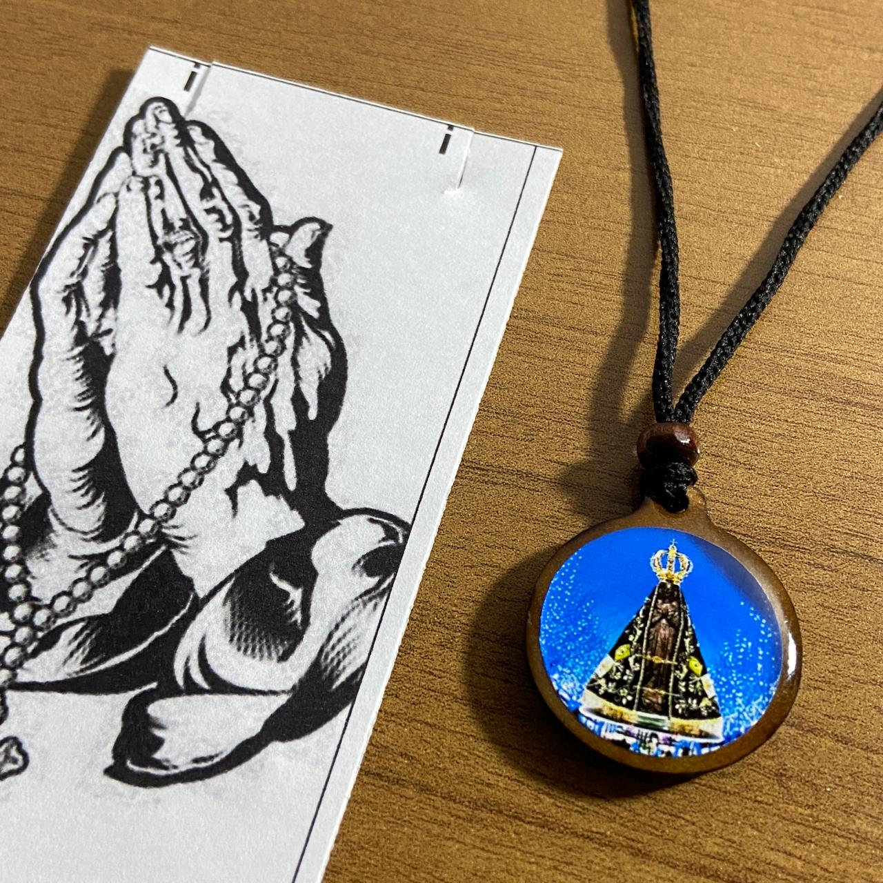 CORDÃO COM PINGENTE MADEIRA RESINADA NOSSA SENHORA APARECIDA ( 3 UNIDADES)