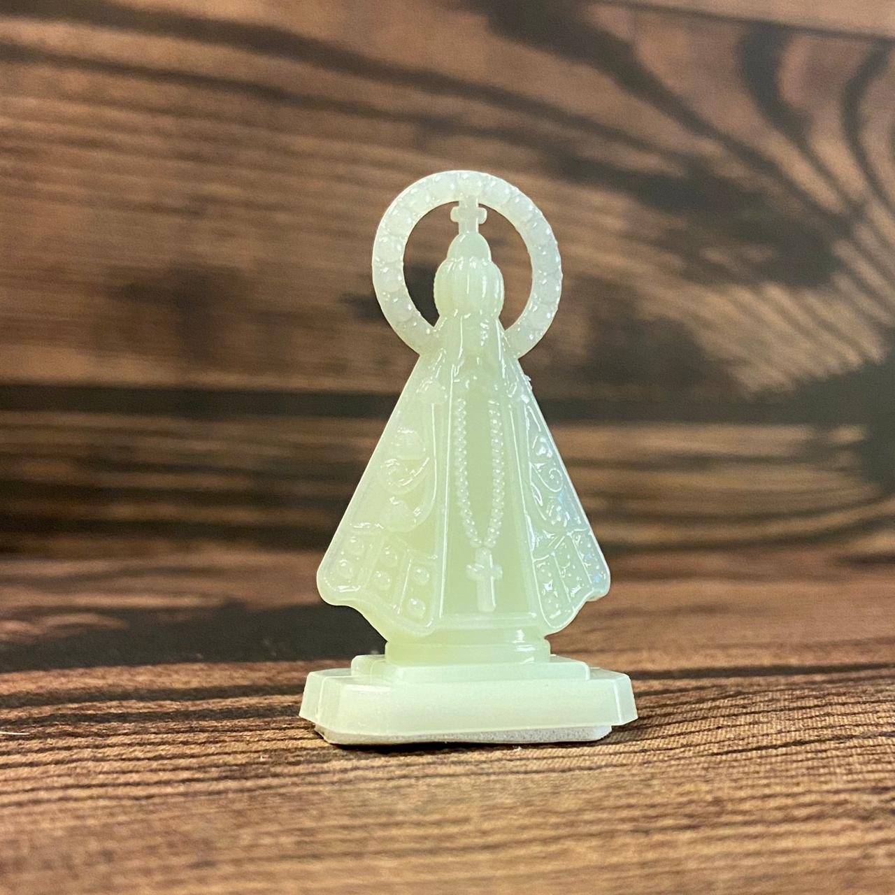 IMAGEM DE PLÁSTICO NOSSA SENHORA APARECIDA  PARA CARRO FLUORESCENTE  5,5CM (12 UNIDADES)