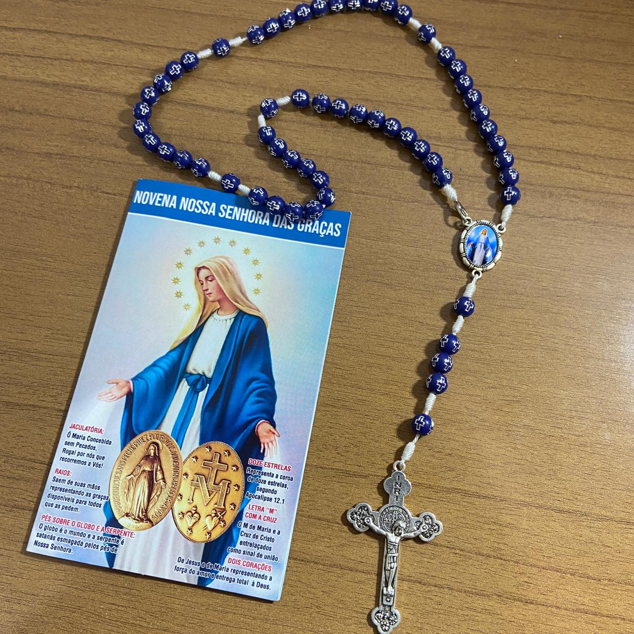 TERÇO PÉROLA AZUL CONTAS DECORADAS COM FECHO NOSSA SENHORA DAS GRAÇAS 08MM (1 UNIDADE)