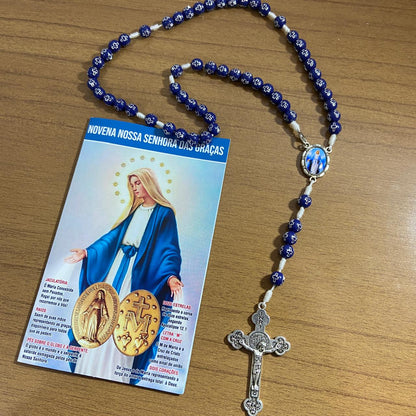 TERÇO PÉROLA AZUL CONTAS DECORADAS COM FECHO NOSSA SENHORA DAS GRAÇAS 08MM (1 UNIDADE)