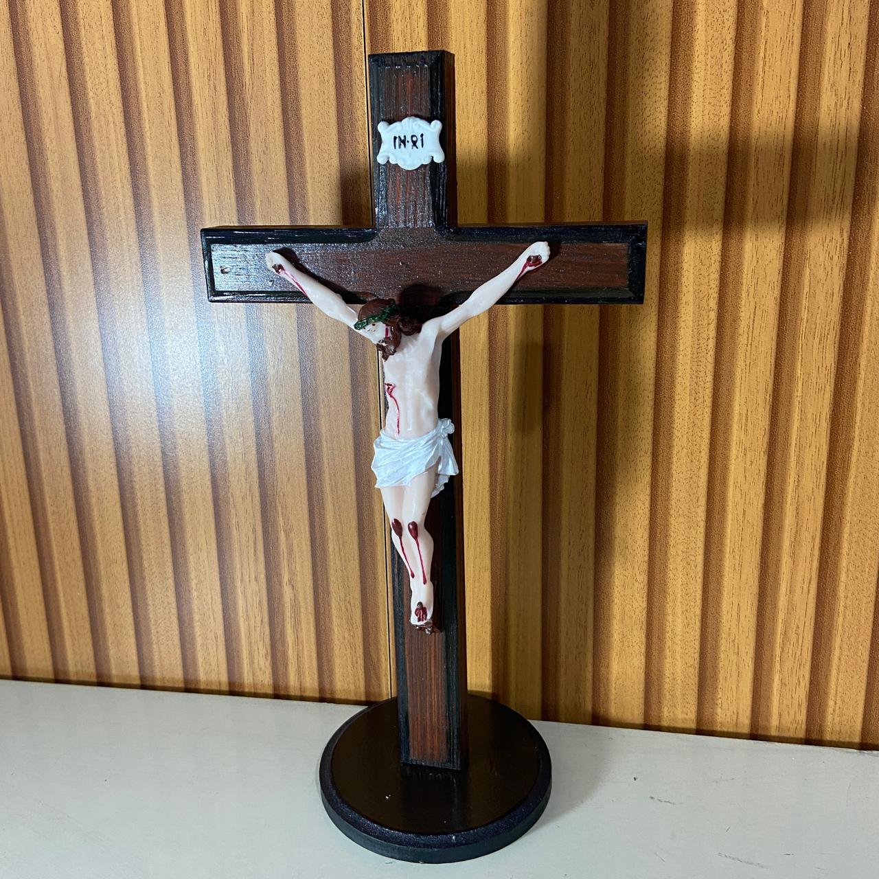 CRUCIFIXO MADEIRA DE MESA COM CRISTO DE RESINA NACIONAL  29CM (1 UNIDADE)