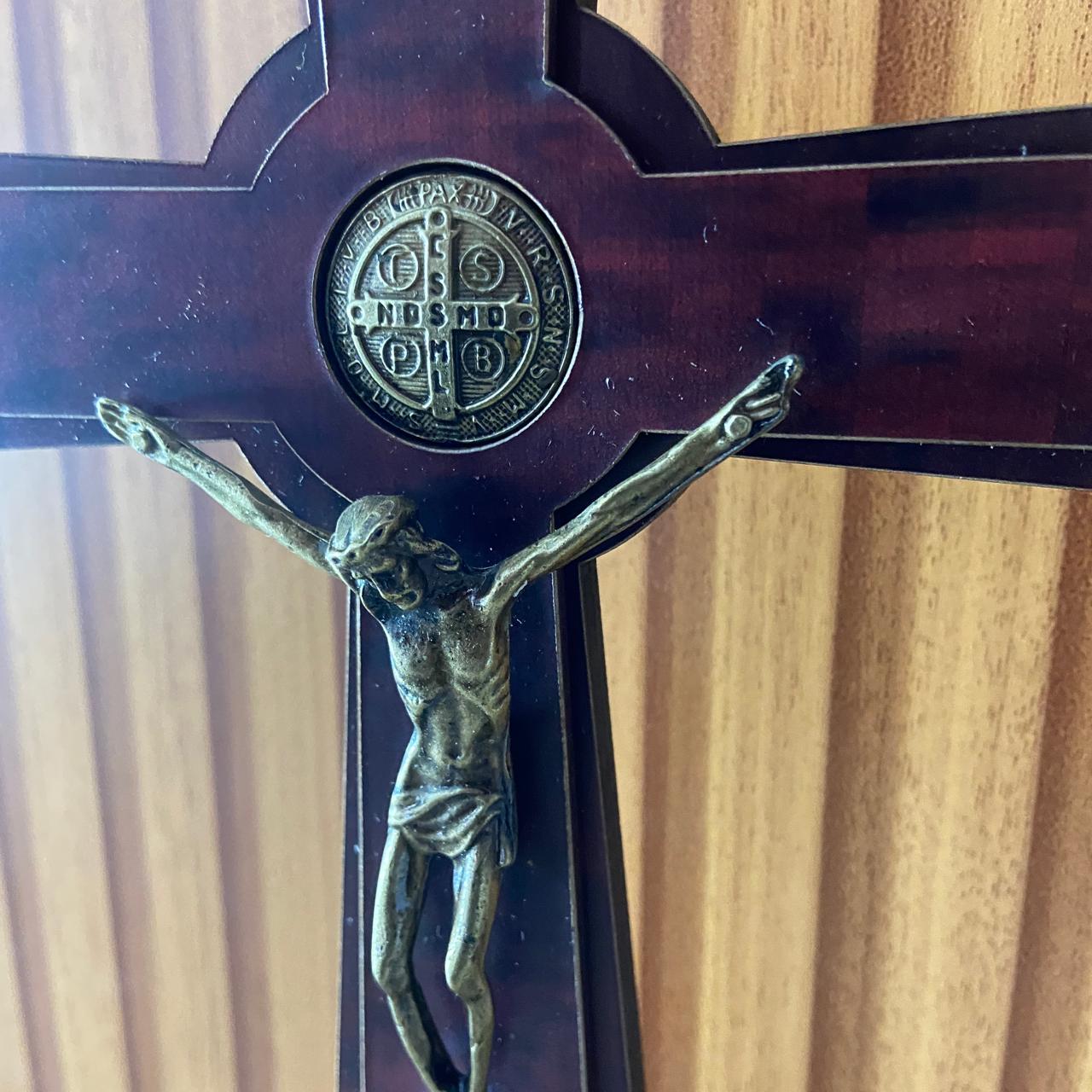 CRUCIFIXO MDF DE MESA MEDALHA SÃO BENTO 19,5CM (1 UNIDADE)