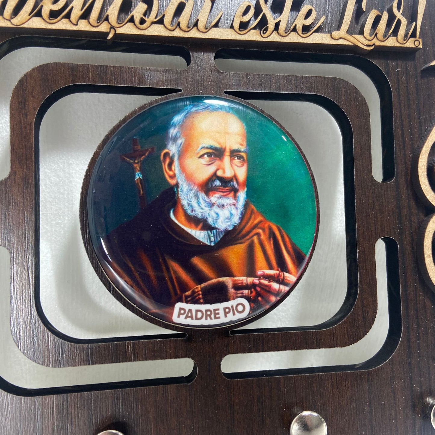 PORTA CHAVE VAZADO RESINADO SANTO PADRE PIO 14CM (1 UNIDADE)