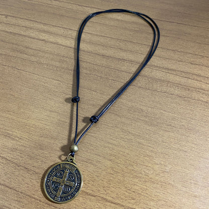 CORDÃO ENCERADO REGULÁVEL MEDALHA DE SÃO BENTO OURO VELHO (3 UNIDADES)