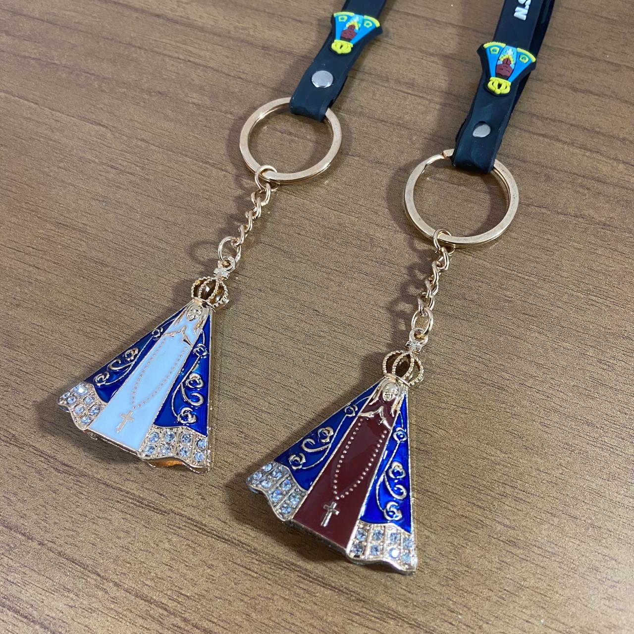 CHAVEIRO LUXO NOSSA SENHORA APARECIDA COM FITA SILICONE PRETA (6 UNIDADES)