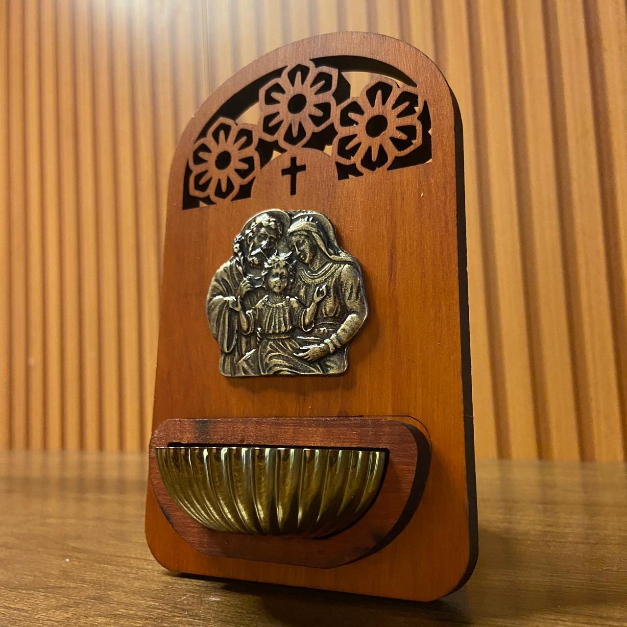 PORTA ÁGUA BENTA DE MADEIRA SAGRADA FAMÍLIA 16CM (1 UNIDADE)