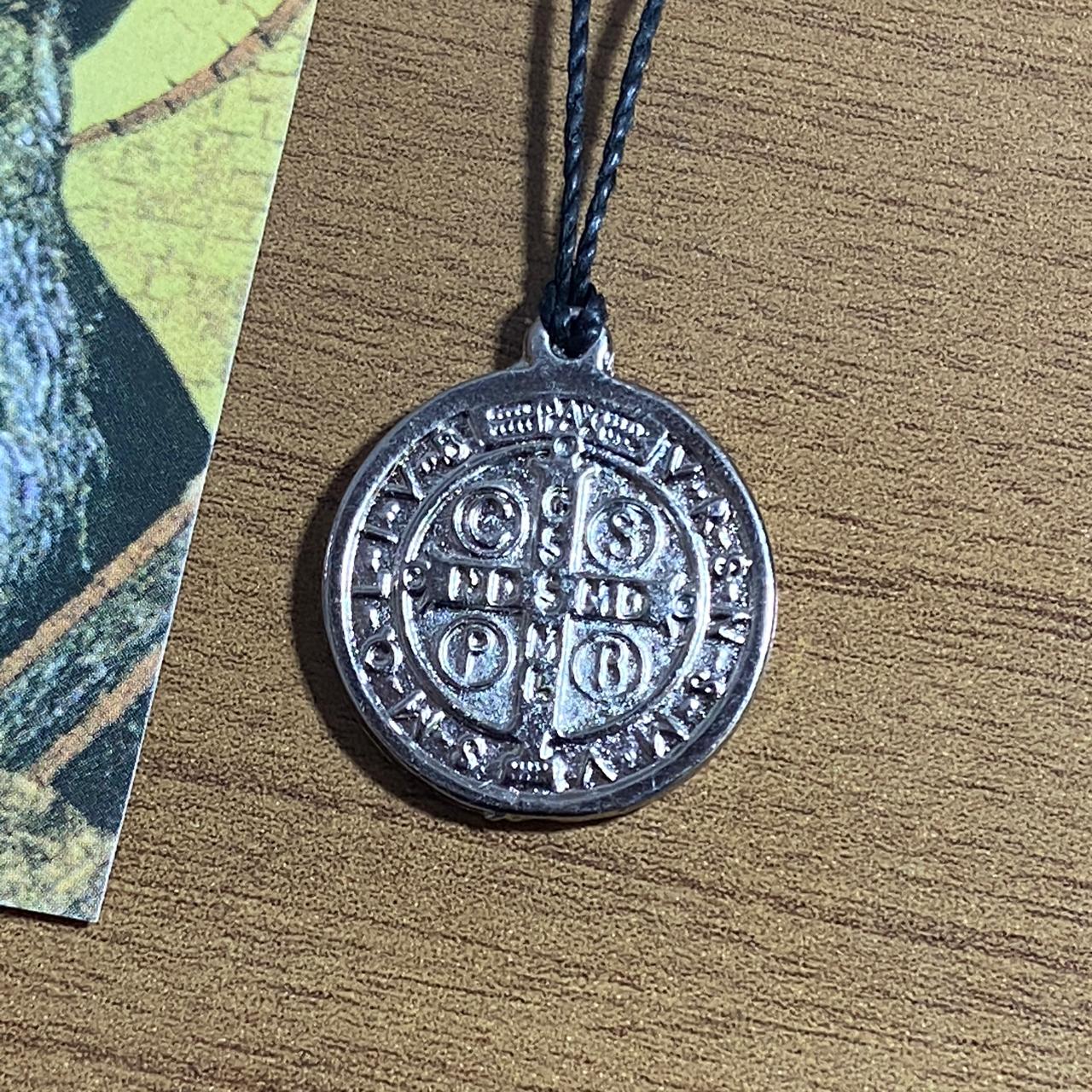 CORDÃO COM MEDALHA SÃO BENTO PRATEADA  (1 UNIDADES)