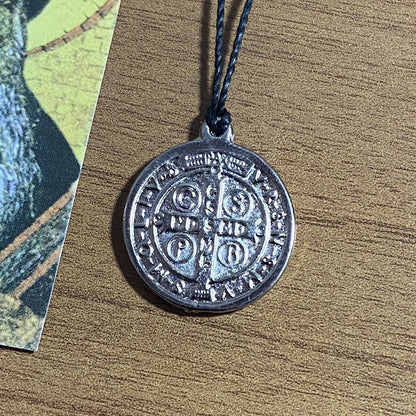 CORDÃO COM MEDALHA SÃO BENTO PRATEADA  (1 UNIDADES)