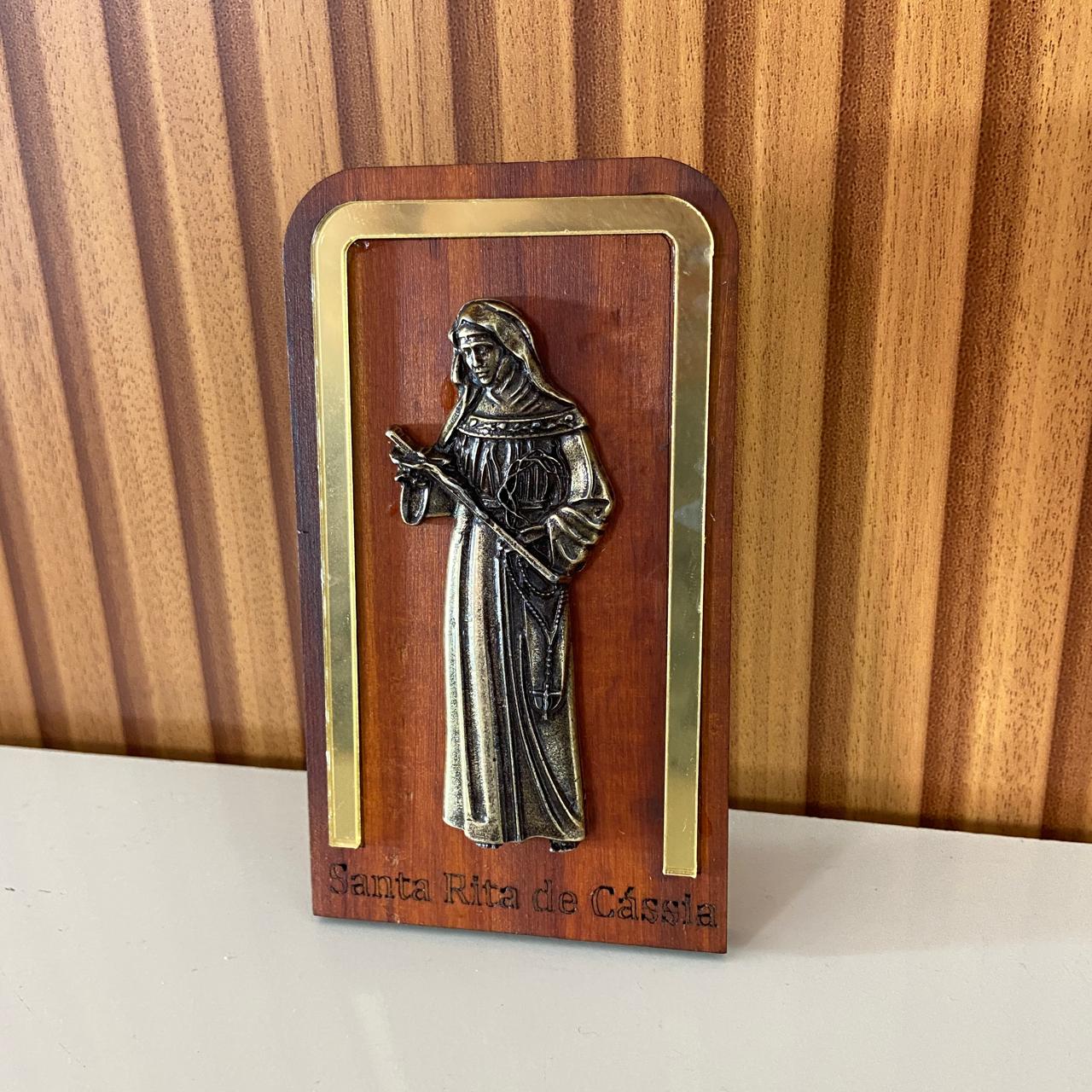 ADORNO DE MESA MADEIRA COM SANTA RITA DE CÁSSIA METAL OURO VELHO 13,5CM (1 UNIDADE)
