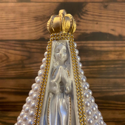 IMAGEM DE GESSO NOSSA SENHORA APARECIDA BORDADA COM PÉROLA BRANCA 22,5CM MOD 2 (1 UNIDADE)