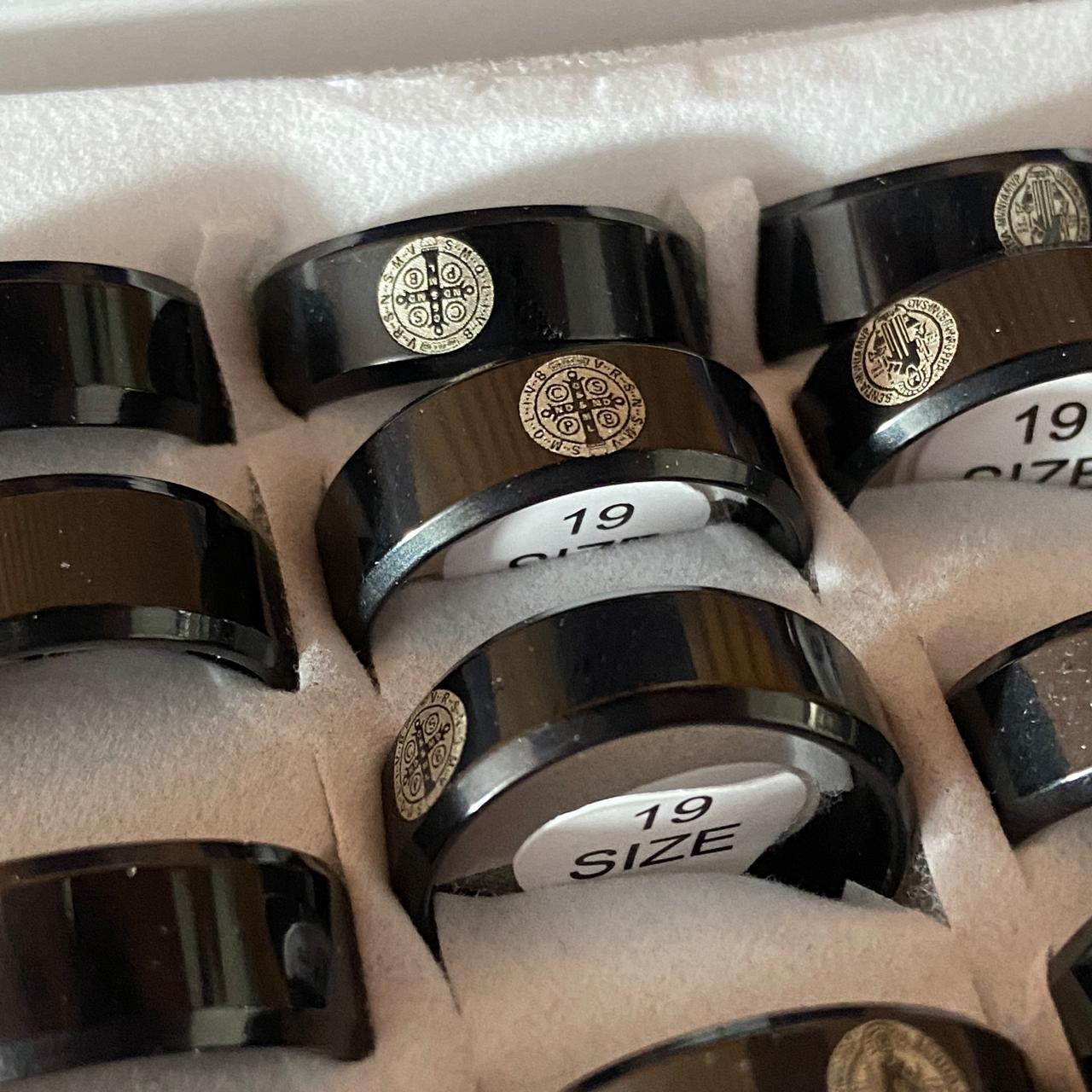 ANEL METAL PRETO COM MEDALHA SÃO BENTO (36 UNIDADES)