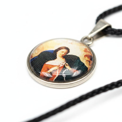 CORDÃO COM MEDALHA RESINADA NOSSA SENHORA DESATADORA DOS NÓS (1 UNIDADES)