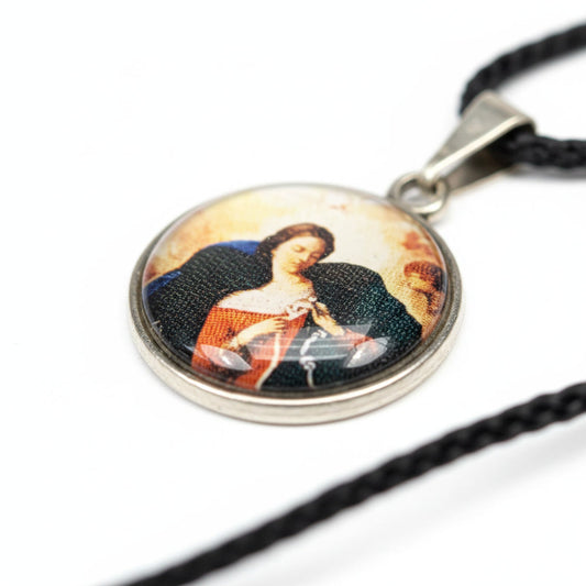 CORDÃO COM MEDALHA RESINADA NOSSA SENHORA DESATADORA DOS NÓS (1 UNIDADES)