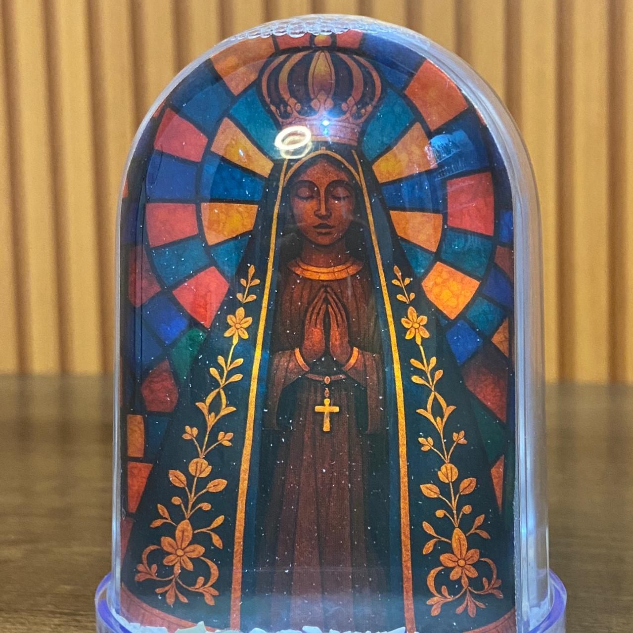 ENFEITE DE MESA GLOBO DE NEVE NOSSA SENHORA APARECIDA - MOD3 (1 UNIDADE)