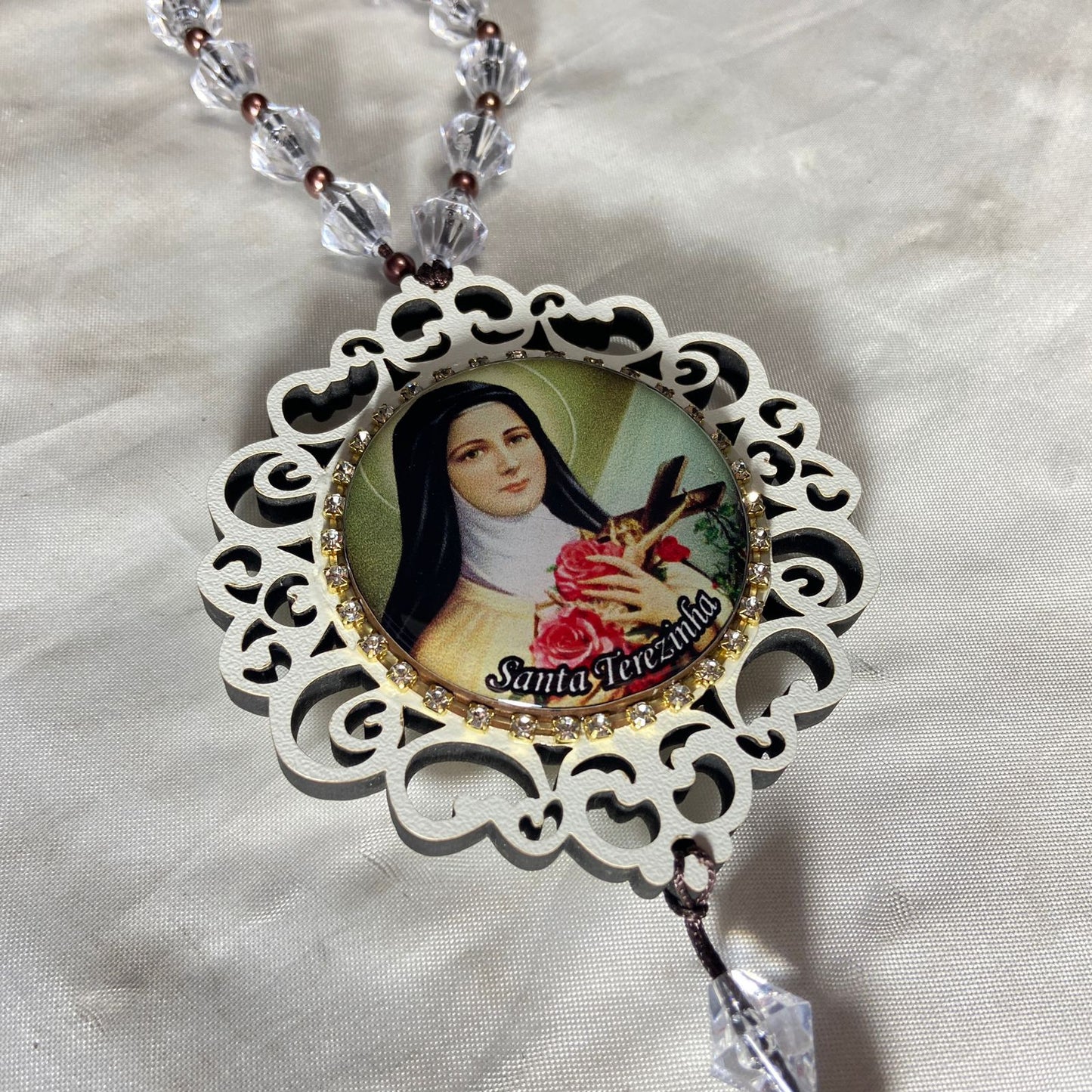 MEDALHÃO DE PORTA RESINADO COM STRASS SANTA TERESINHA (1 UNIDADE)