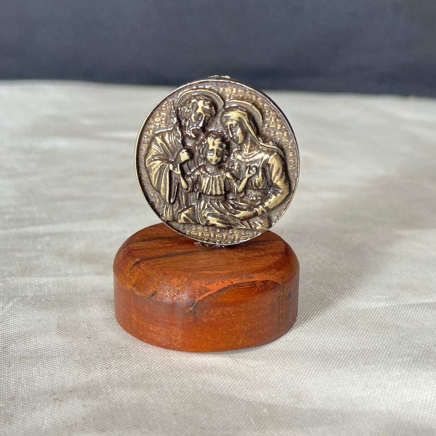 IMAGEM DE MESA METAL OURO VELHO SAGRADA FAMÍLIA COM BASE DE MADEIRA 4,5CM (1 UNIDADE)