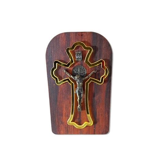 ADORNO DE MESA MADEIRA CRUCIFIXO MEDALHA SÃO BENTO DE METAL COM ACRÍLICO 13CM(1 UNIDADE)