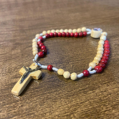 TERÇO PULSEIRA MADEIRA MISERICÓRDIA SANTOS SORTIDOS  05MM ( 12UNIDADES )