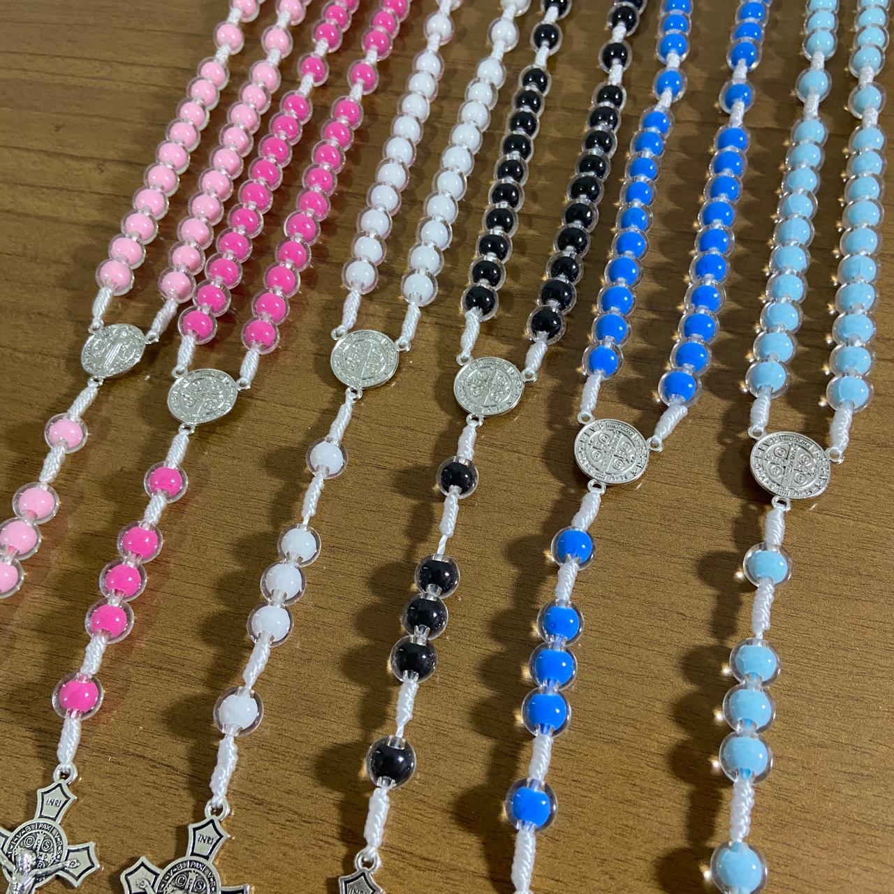 TERÇO MEDALHA SÃO BENTO CORES SORTIDAS (6 UNIDADES)