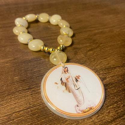 DEZENA PEDRARIAS MEDALHÃO DE RESINADO RAINHA DA PAZ  17MM - MOD2 (1 UNIDADE)